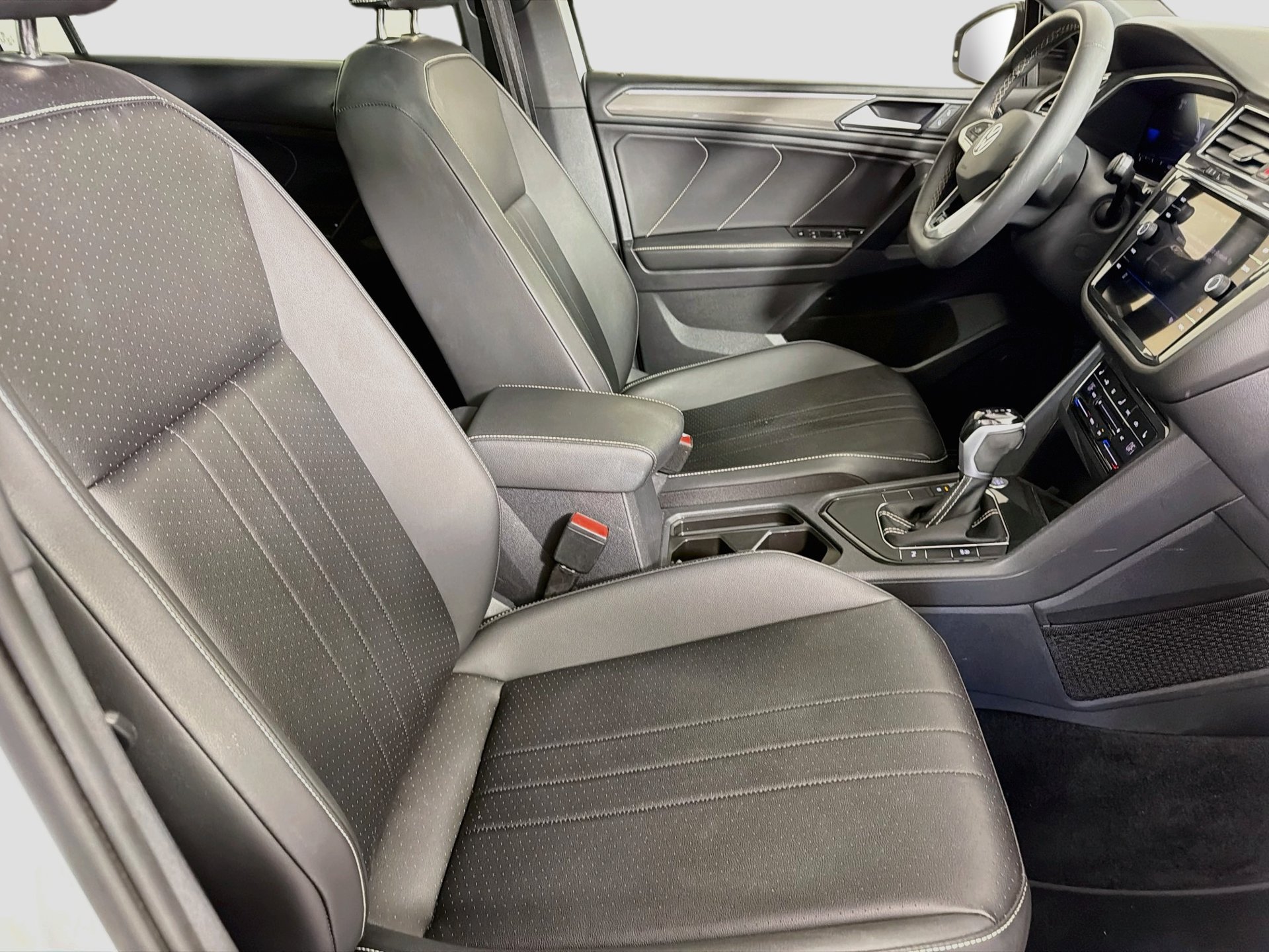 Certified 2023 Volkswagen Tiguan SE R-Line FWD image 27