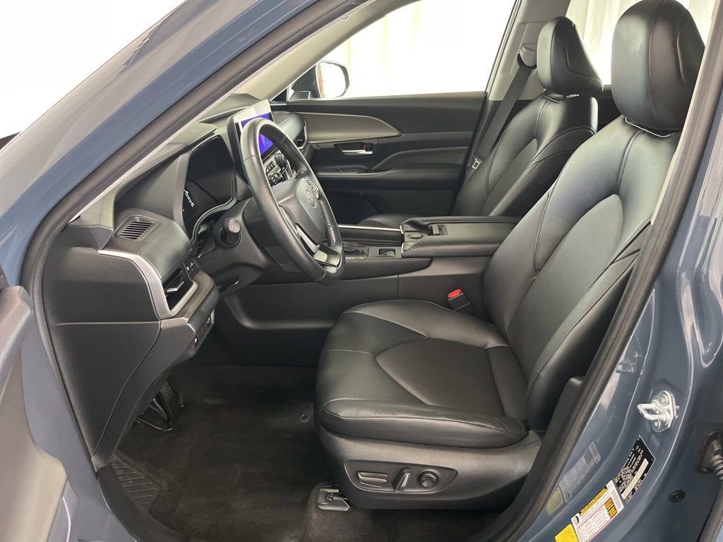 Used 2024 Toyota Grand Highlander XLE image 3