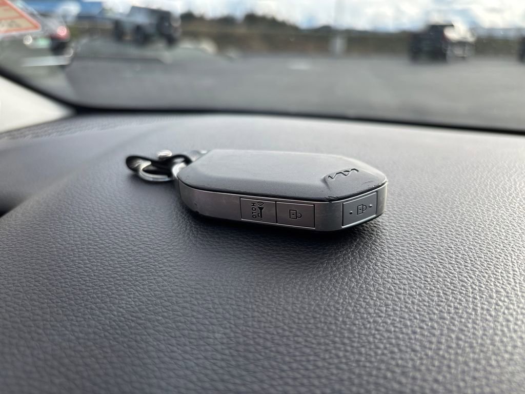 Used 2025 Kia Carnival FWD image 33