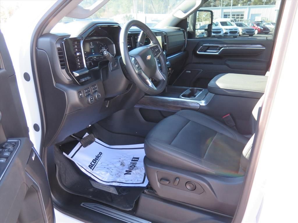 Used 2025 Chevrolet Silverado 3500 LTZ w/ LTZ Plus Package image 9