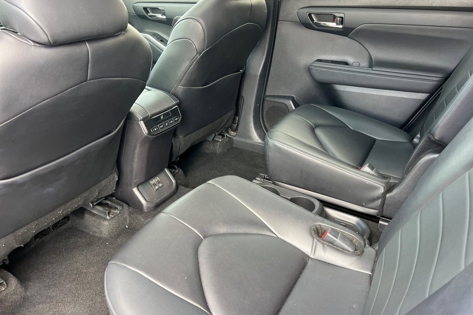 Used 2024 Toyota Highlander XLE image 14