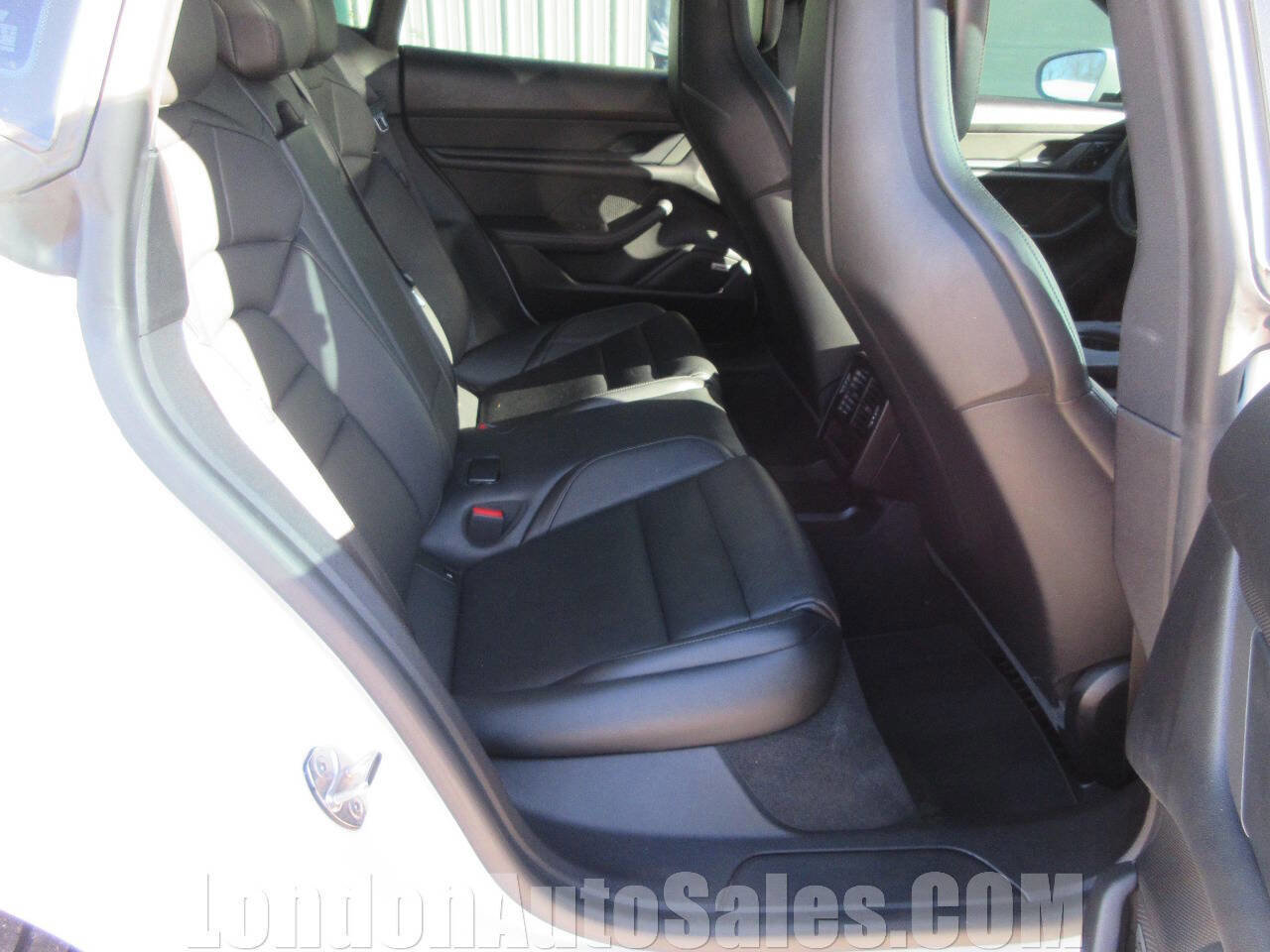 Used 2021 Porsche Taycan image 14