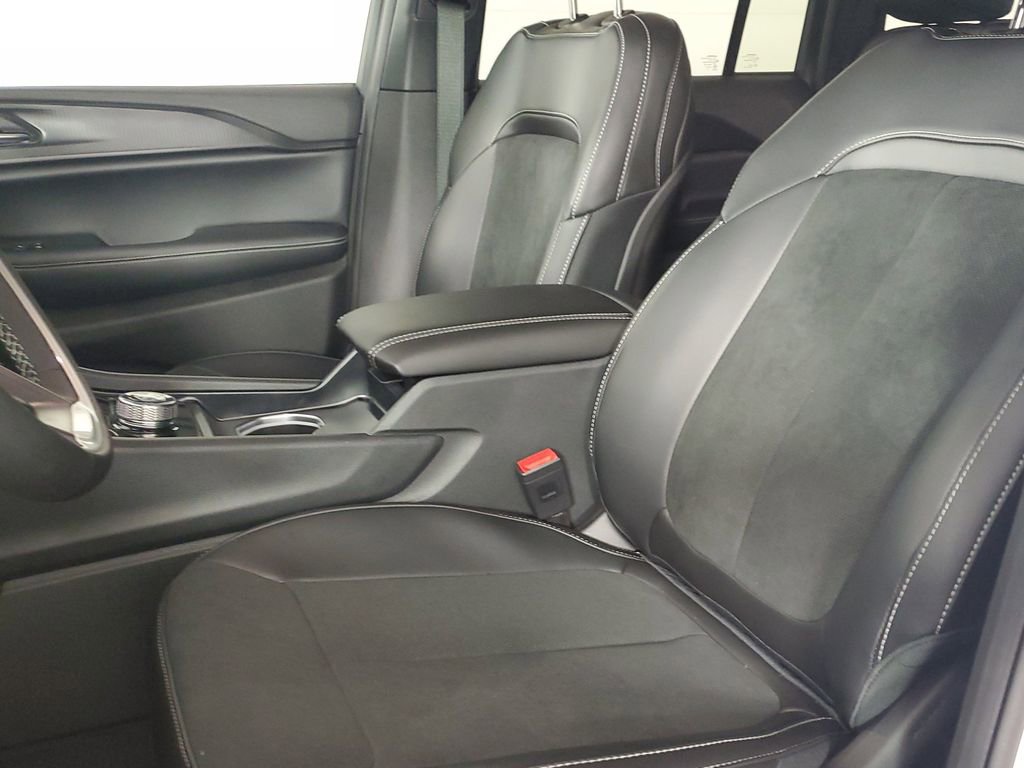 New 2025 Jeep Grand Cherokee Altitude image 14