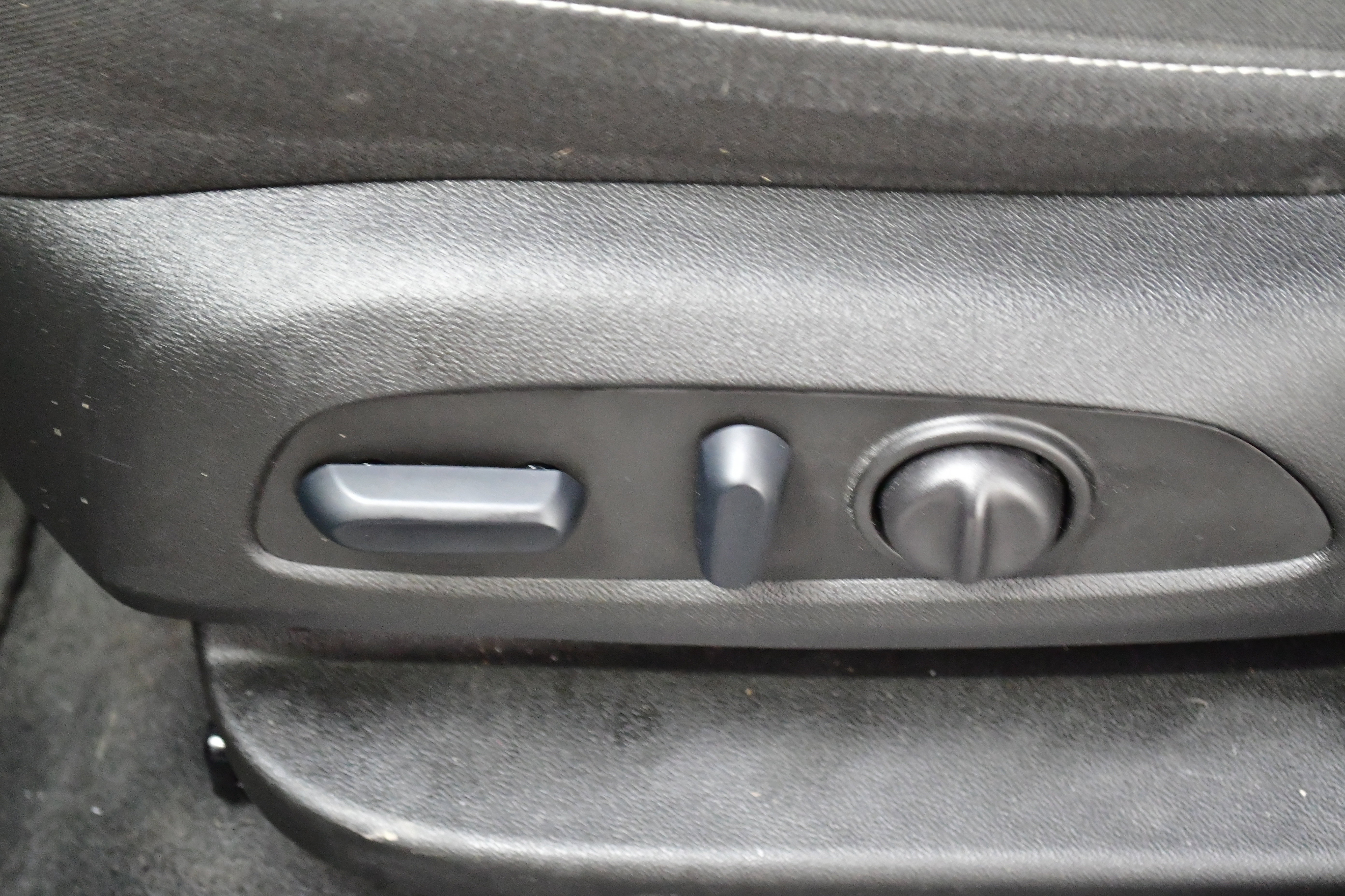 Used 2025 Chevrolet Blazer LT FWD image 13