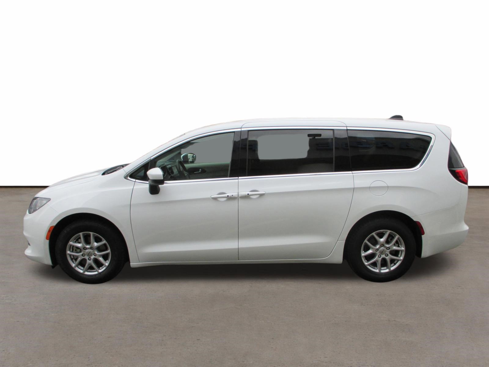 Used 2022 Chrysler Voyager LX FWD image 6