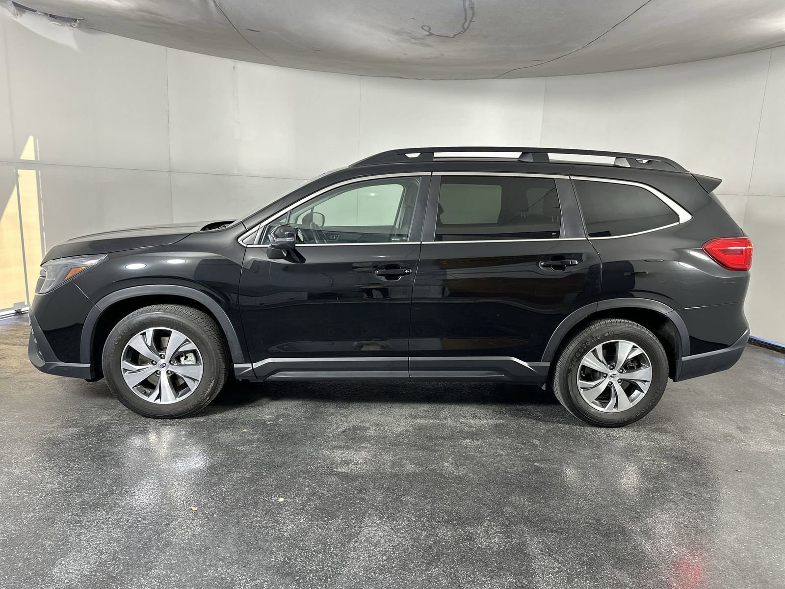 Used 2023 Subaru Ascent Premium image 5