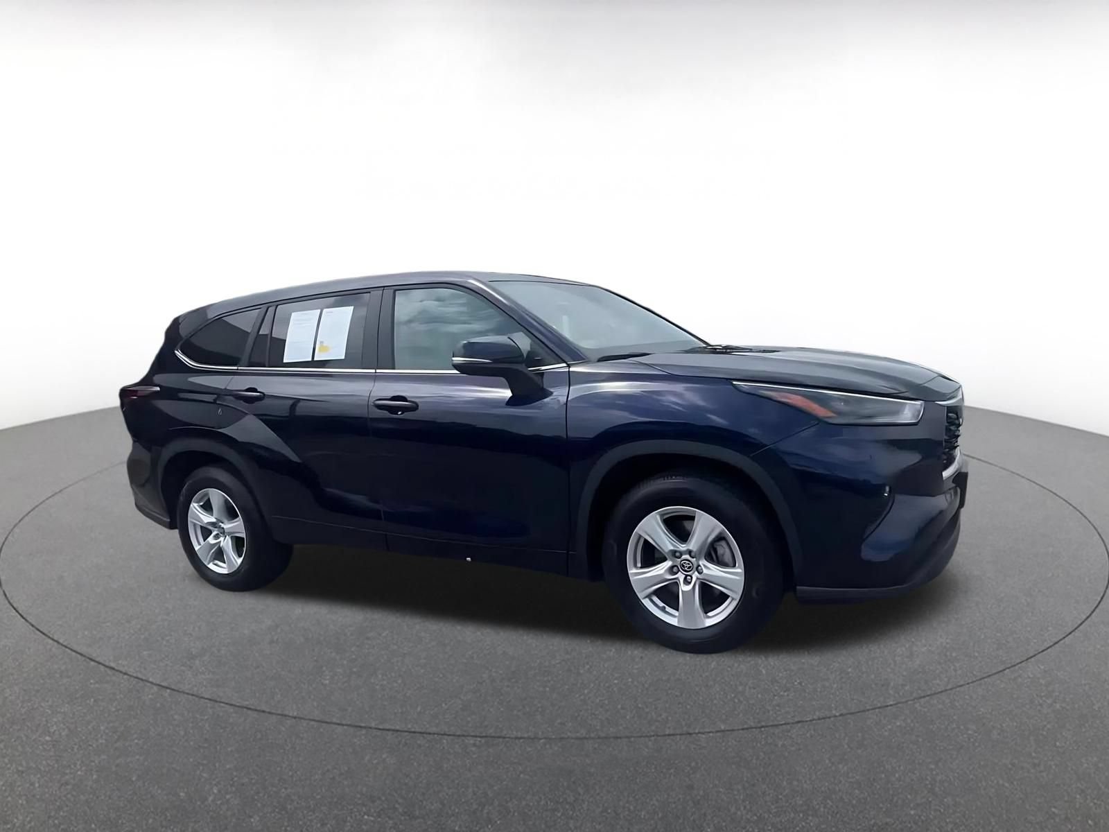 Used 2025 Toyota Highlander LE FWD video 2