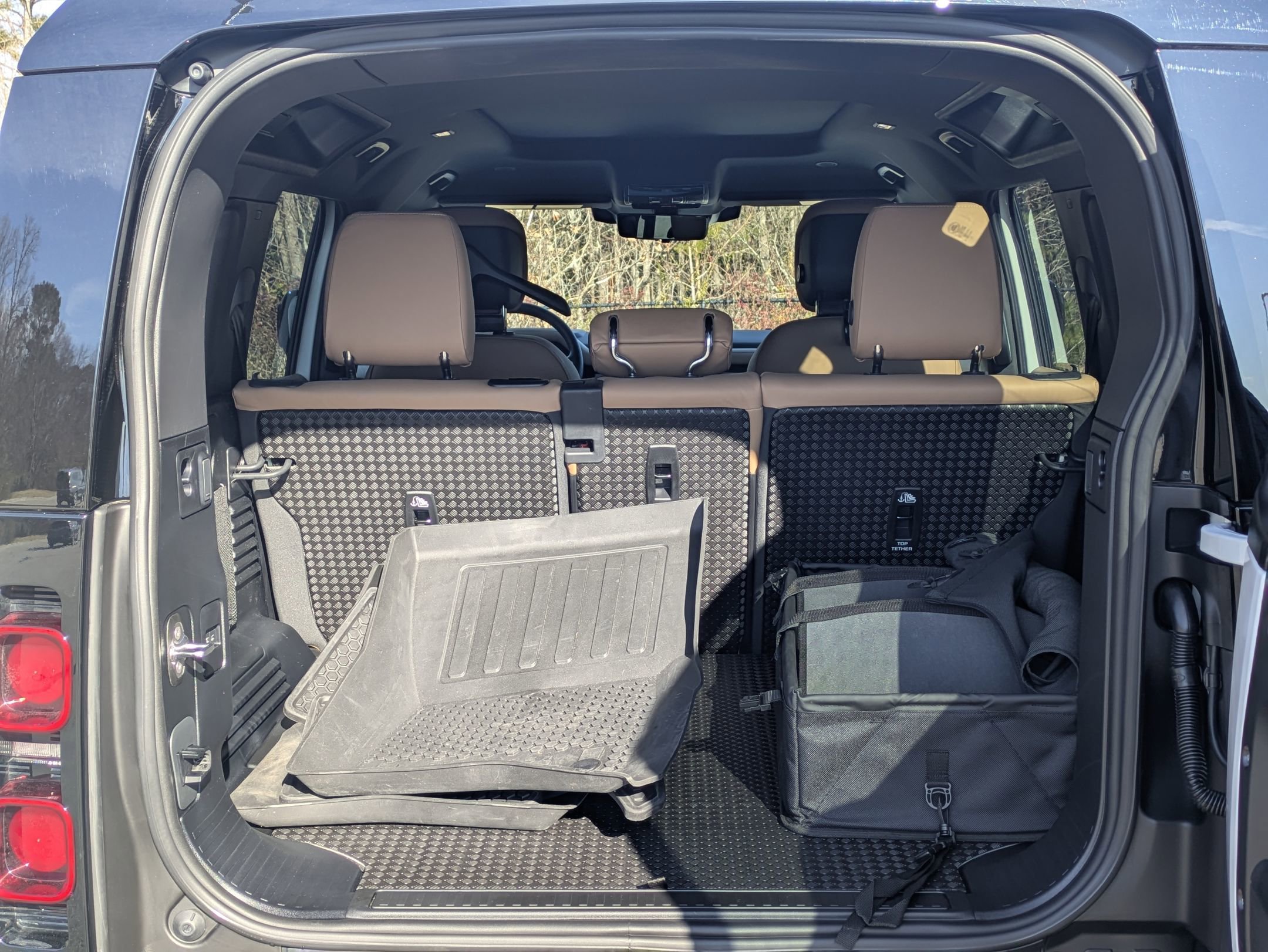 Certified 2025 Land Rover Defender 110 X-Dynamic SE image 28