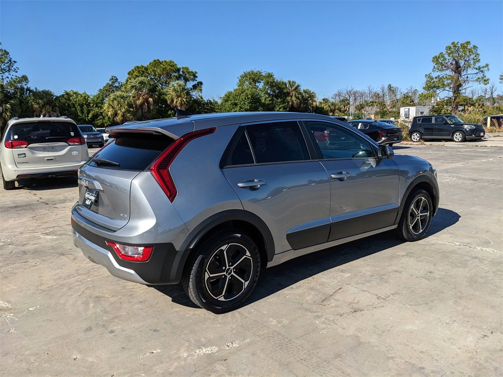 Used 2025 Kia Niro LX image 9