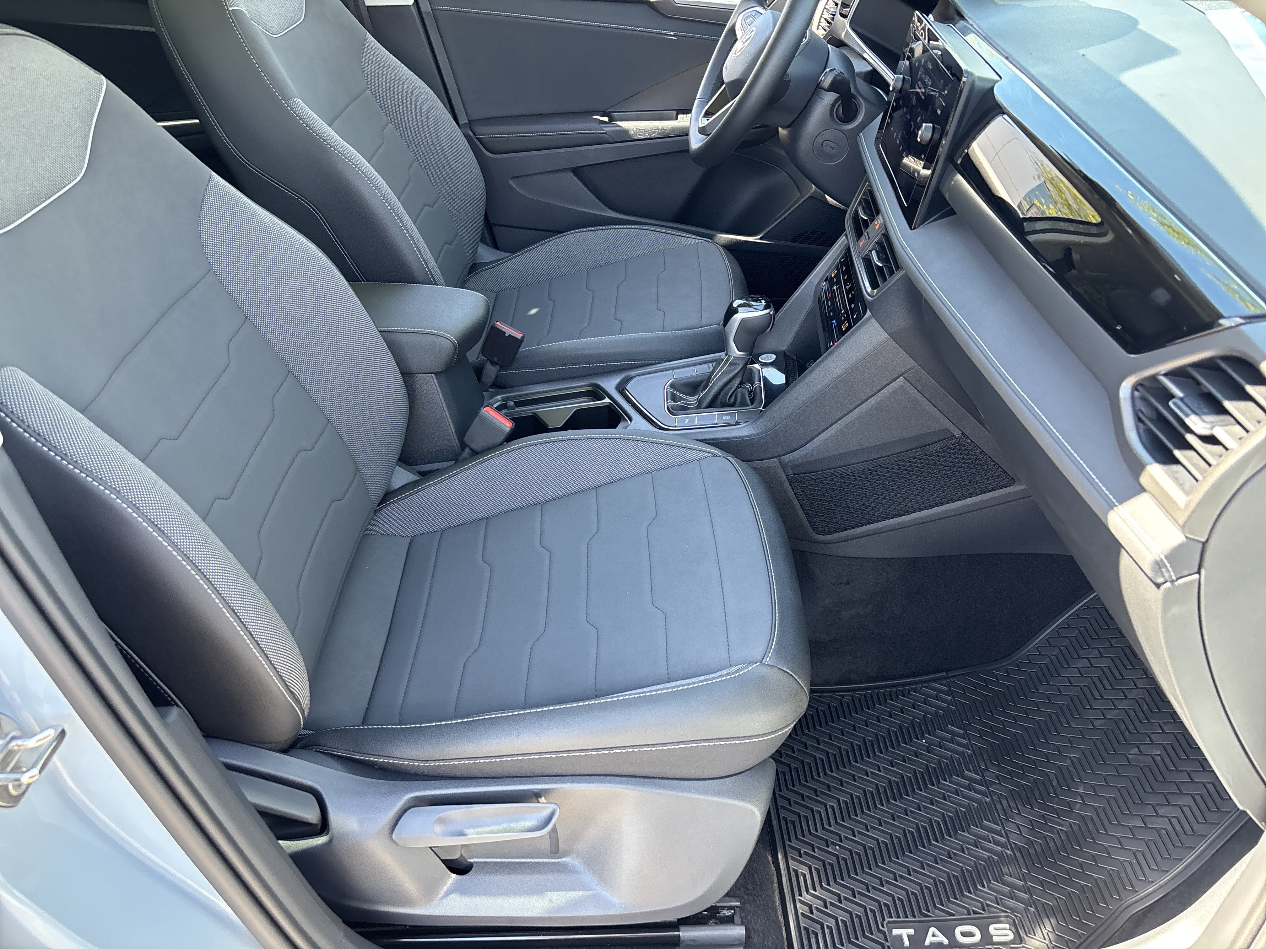 New 2026 Volkswagen Taos SE FWD image 8