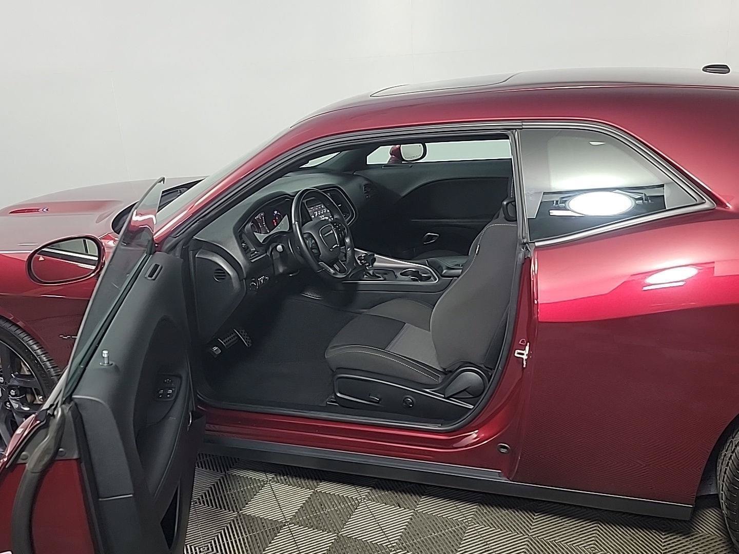 Used 2022 Dodge Challenger R/T w/ Driver Convenience Group RWD image 15