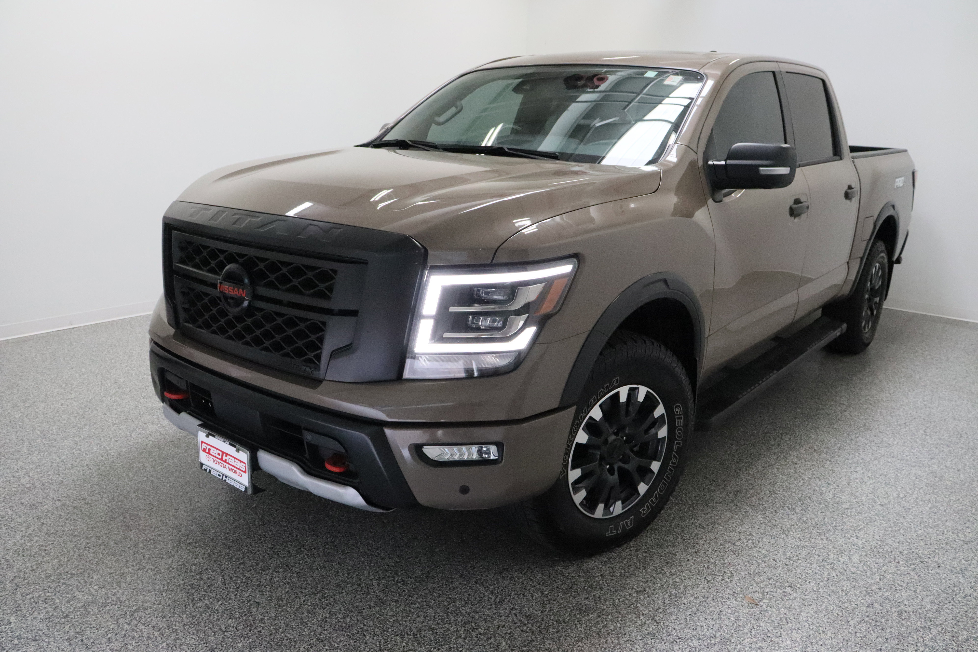Used 2022 Nissan Titan PRO-4X w/ Pro-4x Convenience Package image 2
