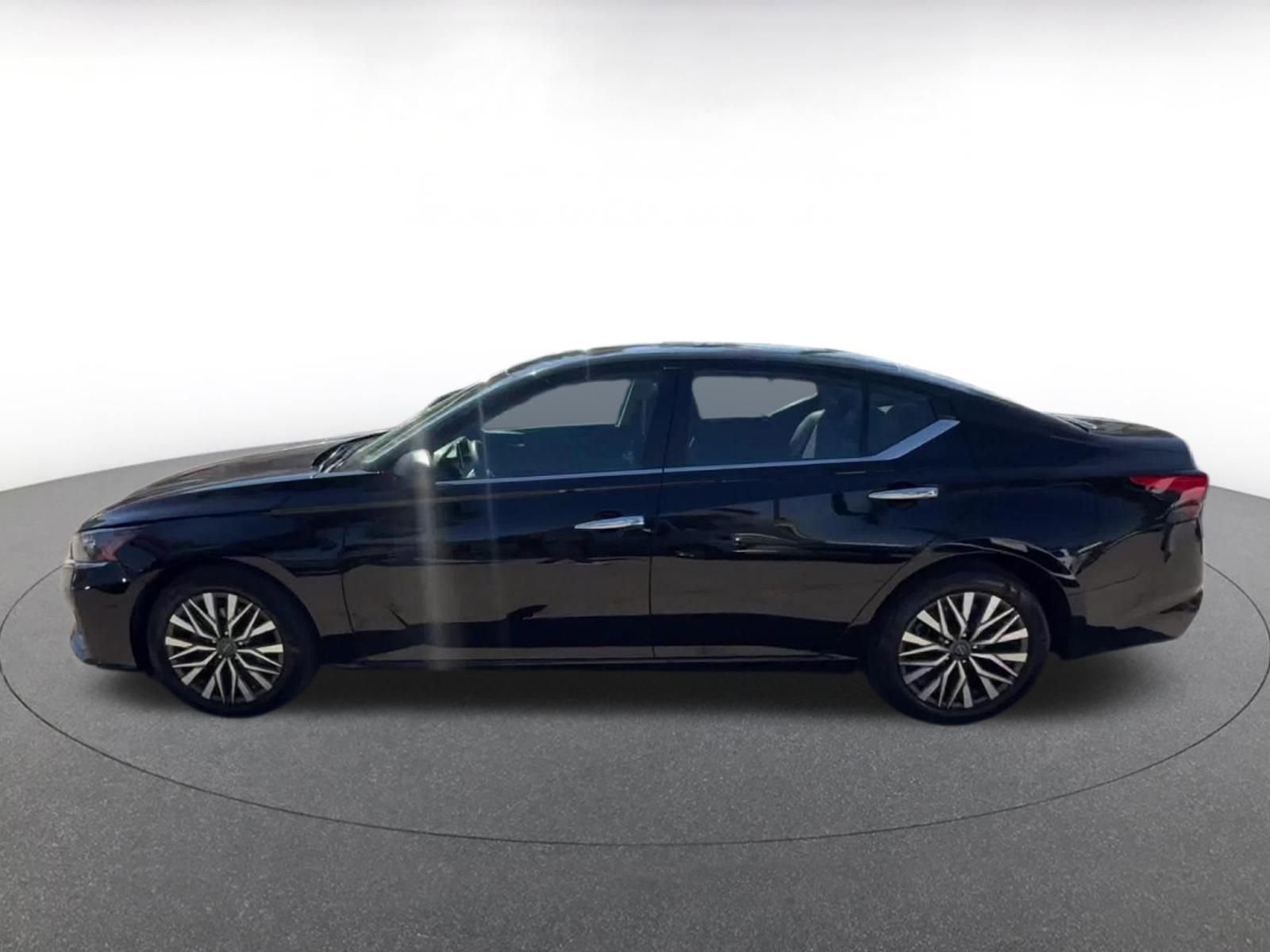 Used 2025 Nissan Altima 2.5 SV FWD image 9