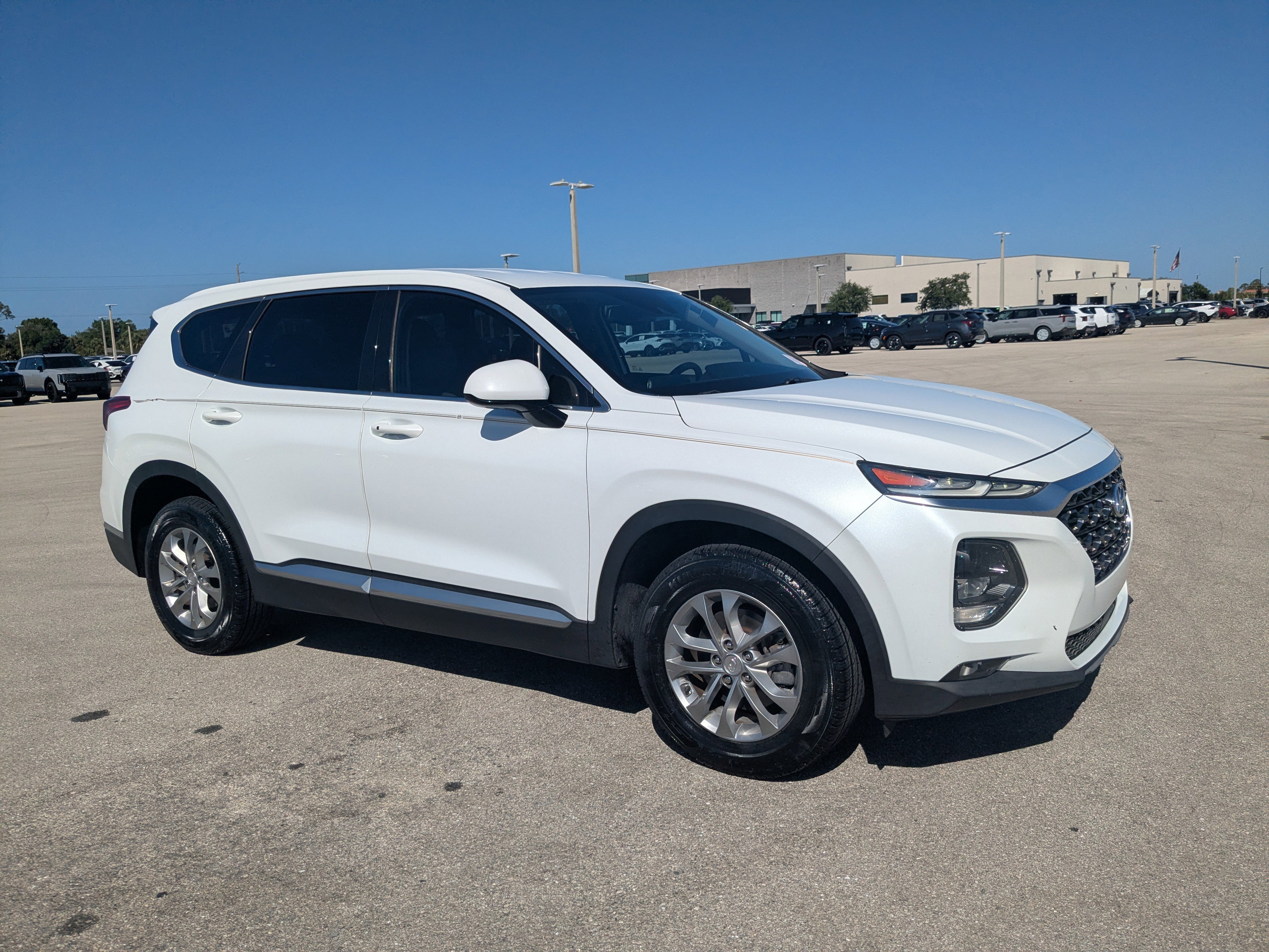 Used 2019 Hyundai Santa Fe SEL FWD image 2