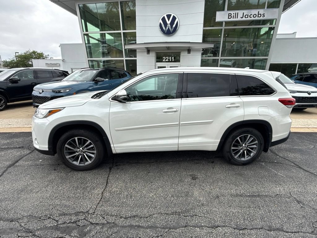 Used 2018 Toyota Highlander XLE AWD/4WD image 3