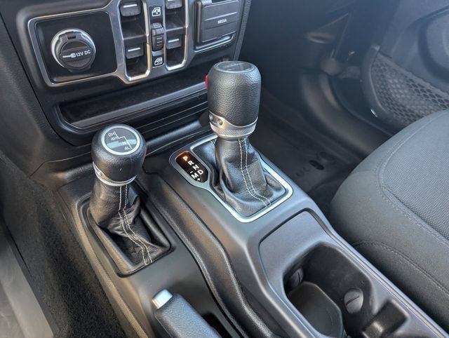 Used 2023 Jeep Gladiator Overland w/ Trailer Tow Package AWD/4WD image 32