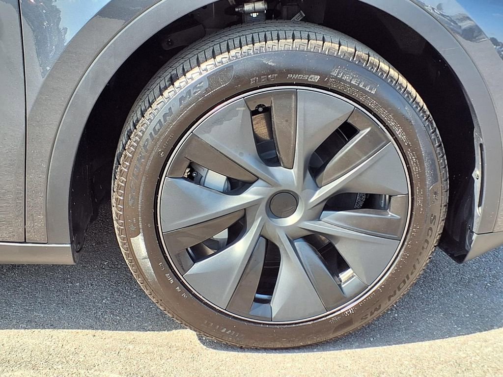 Used 2025 Tesla Model Y Long Range RWD image 9
