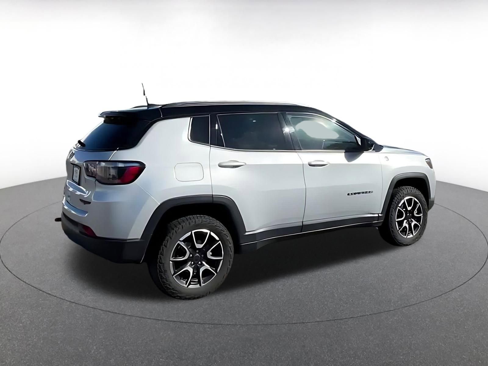 Used 2025 Jeep Compass Trailhawk image 14