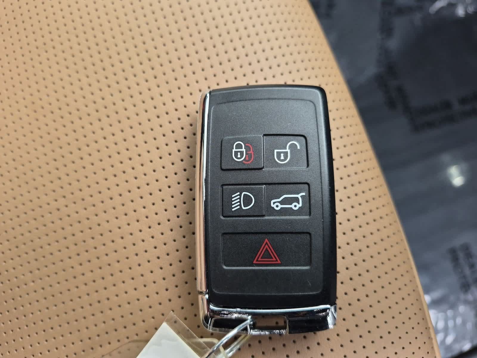 Certified 2025 Land Rover Discovery Dynamic SE AWD/4WD image 40
