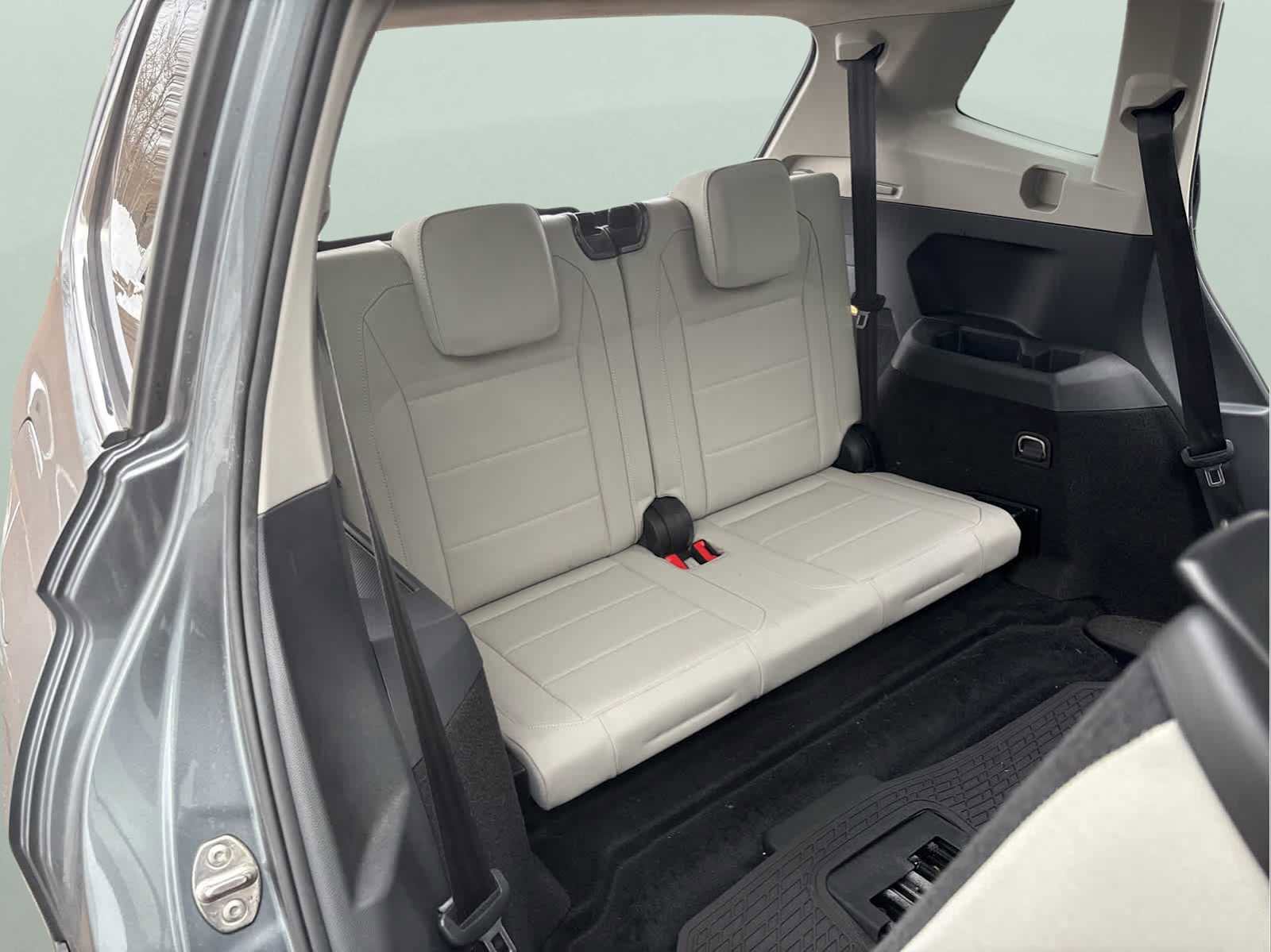 Certified 2020 Volkswagen Tiguan SE image 28