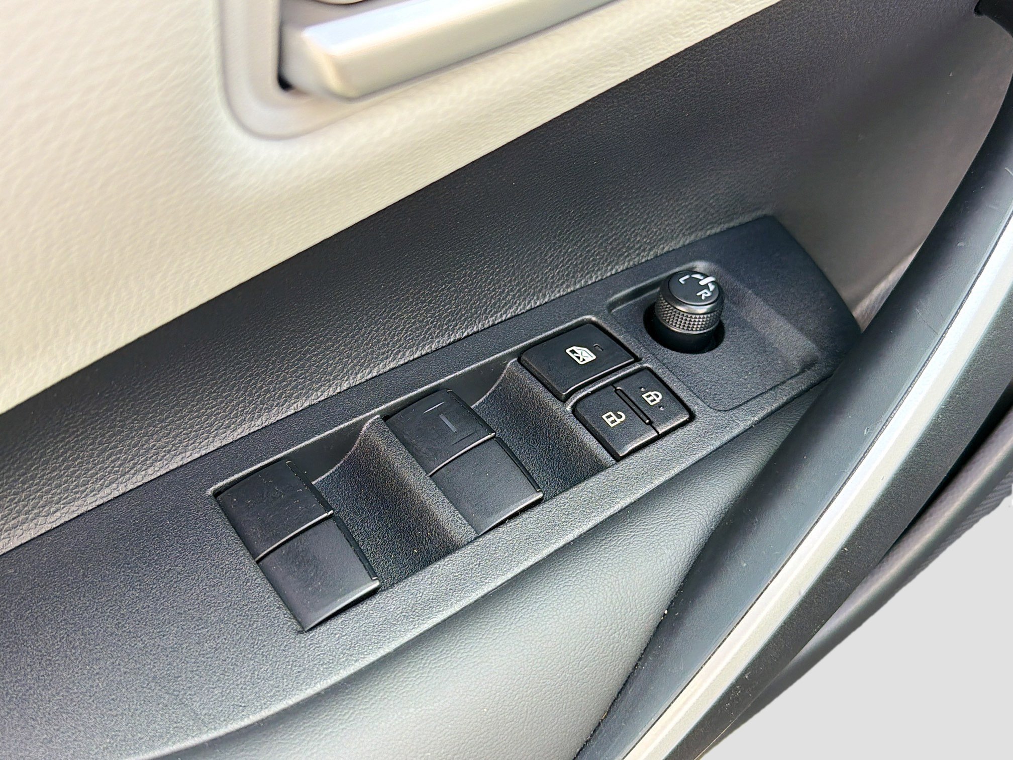 Certified 2025 Toyota Corolla SE w/ SE Premium Package FWD image 7