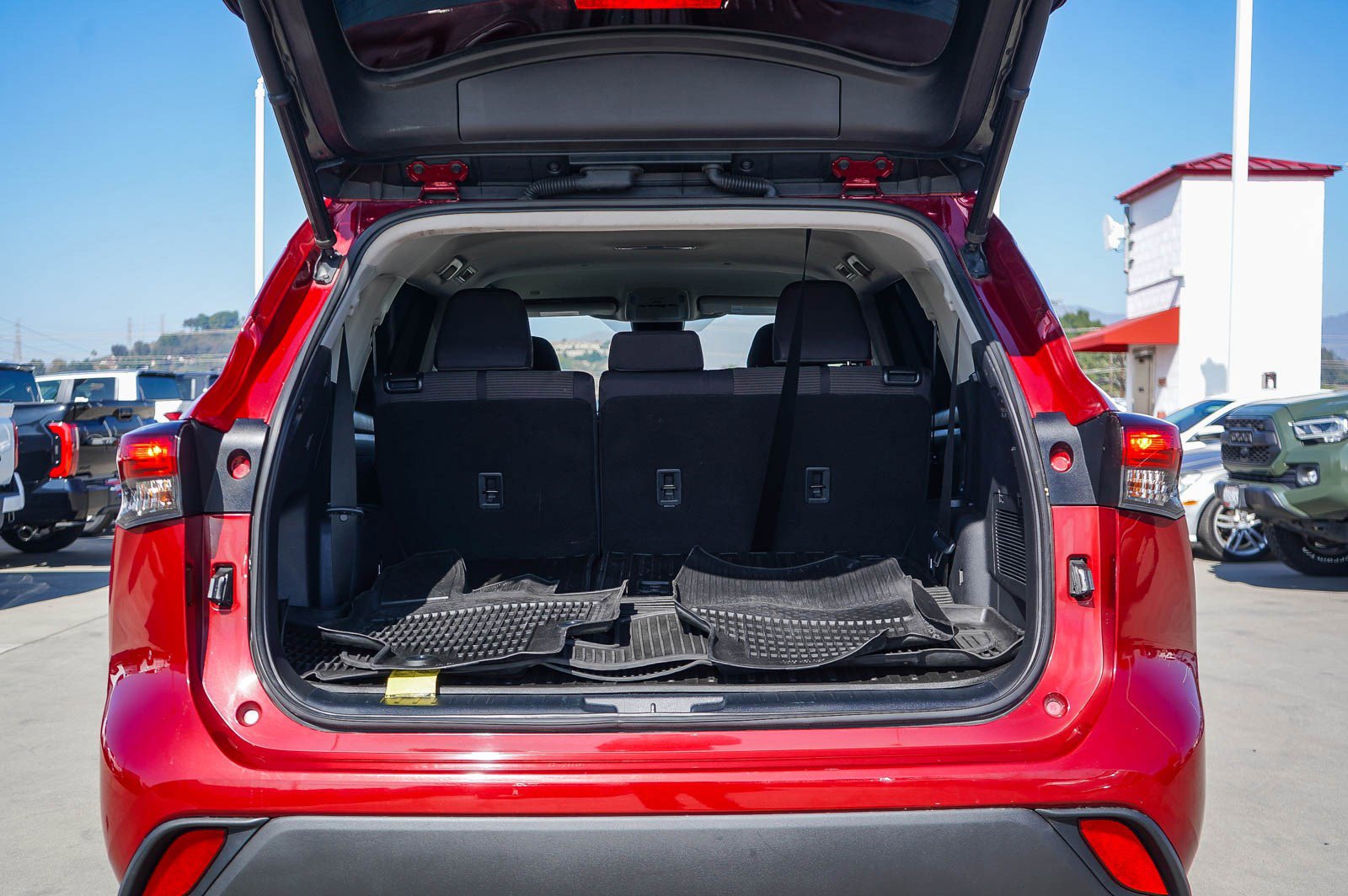 Used 2021 Toyota Highlander LE image 27