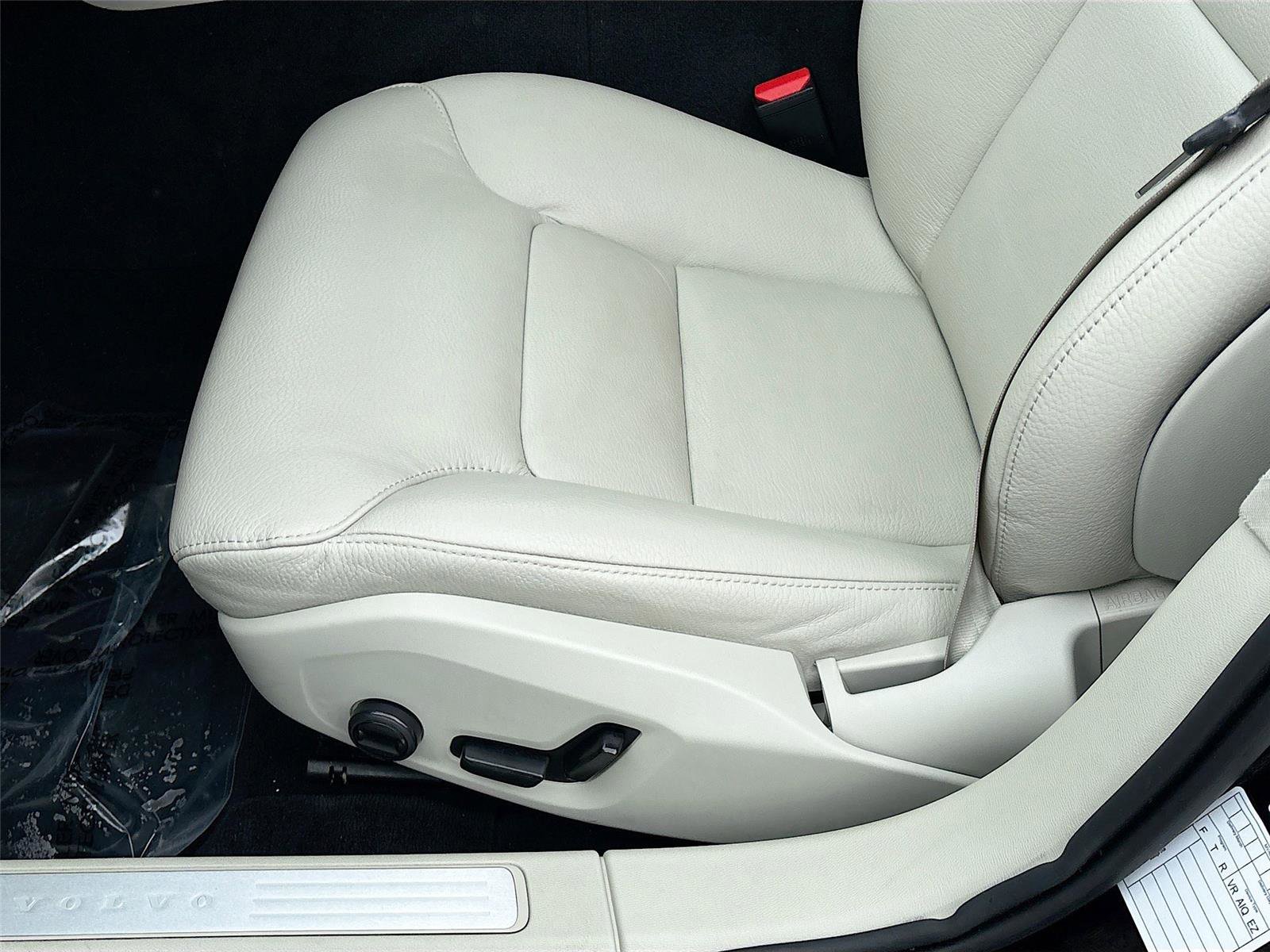 Used 2025 Volvo V60 B5 Cross Country Plus AWD/4WD image 19