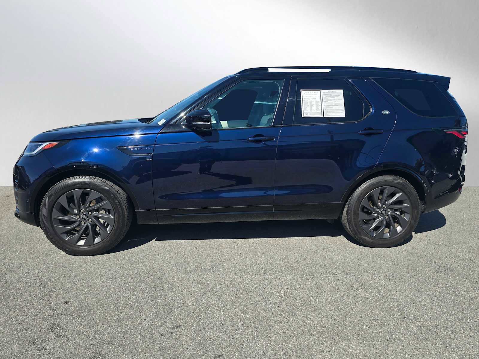 Used 2023 Land Rover Discovery S R-Dynamic image 2