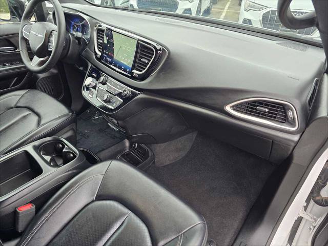 Used 2025 Chrysler Pacifica Select FWD image 10