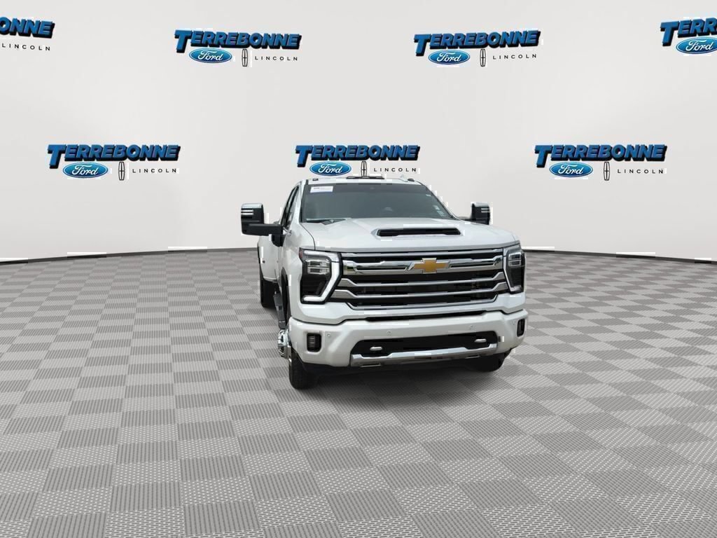 Used 2024 Chevrolet Silverado 3500 High Country w/ High Country Premium Package AWD/4WD image 3