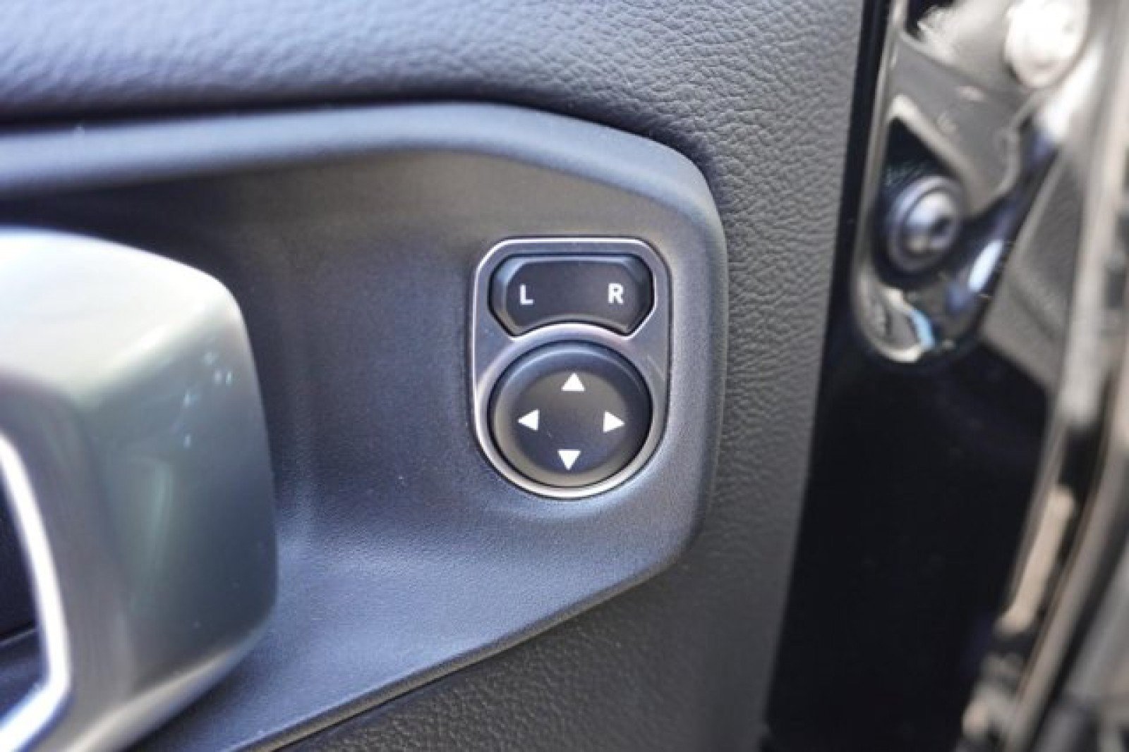 Used 2023 Jeep Gladiator Overland AWD/4WD image 19