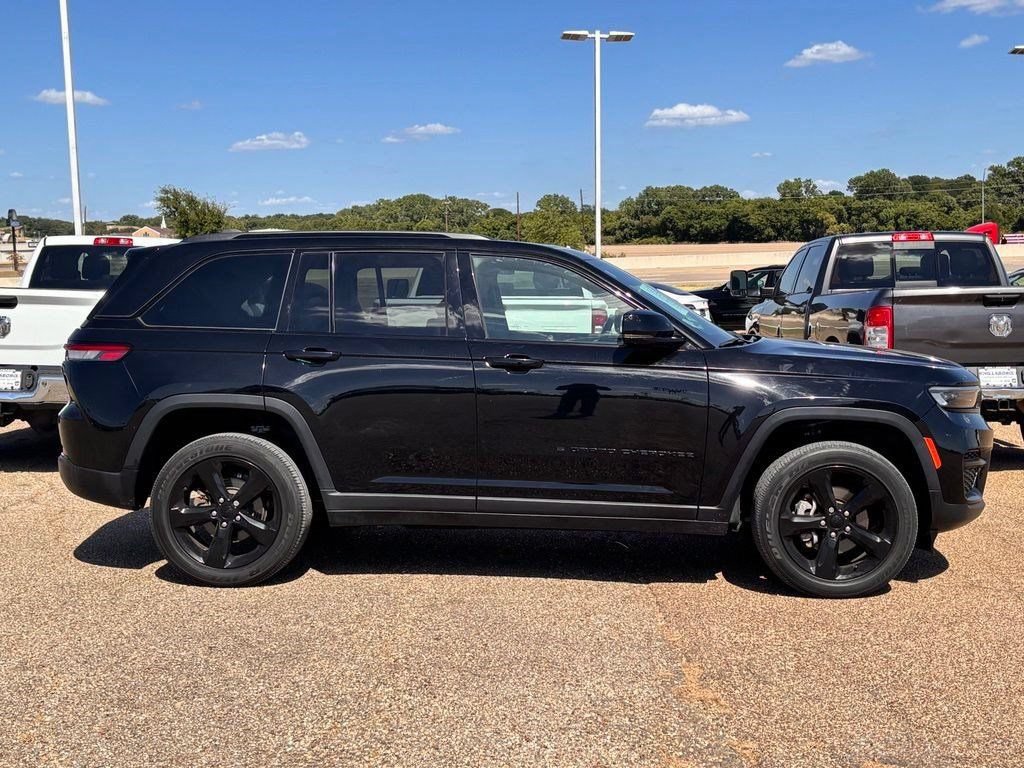 Used 2023 Jeep Grand Cherokee Altitude AWD/4WD image 4