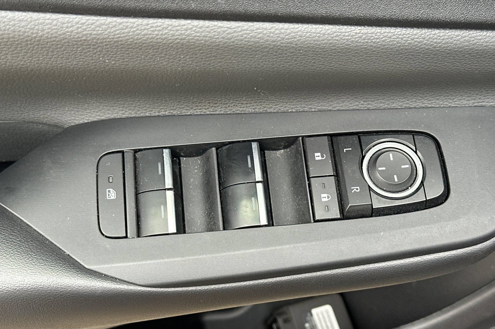 Used 2026 Toyota Prius LE FWD image 12