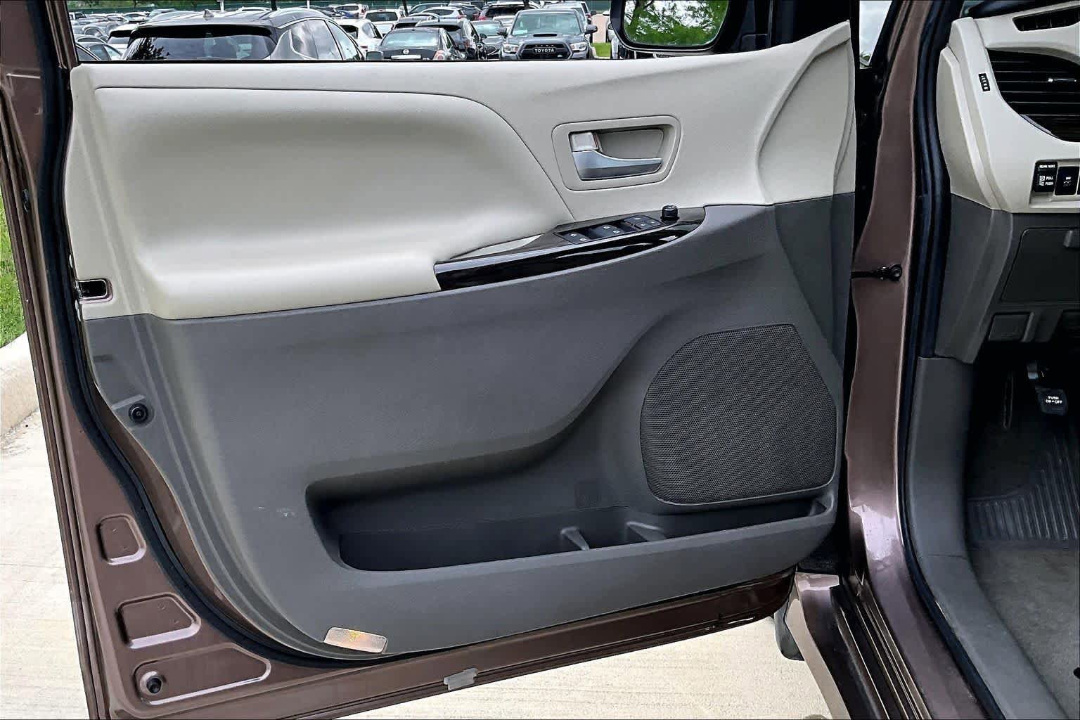 Used 2020 Toyota Sienna XLE Premium FWD image 21