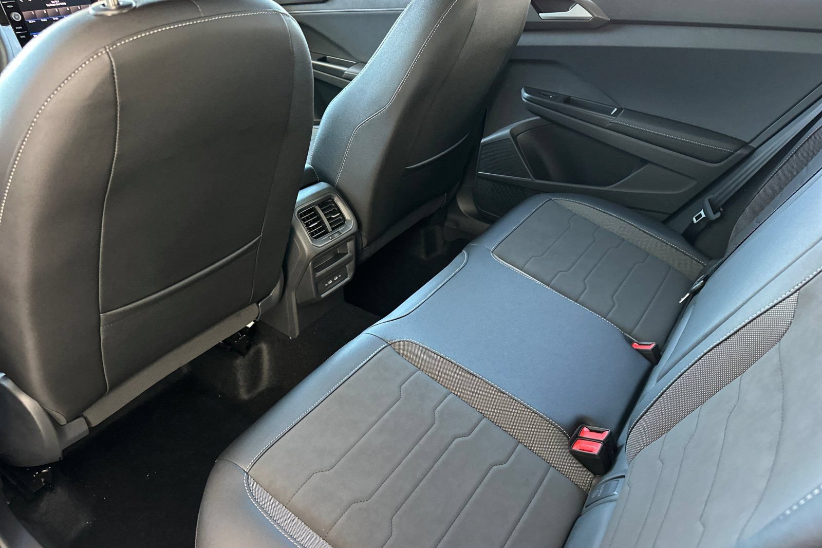 New 2026 Volkswagen Taos SE FWD image 12