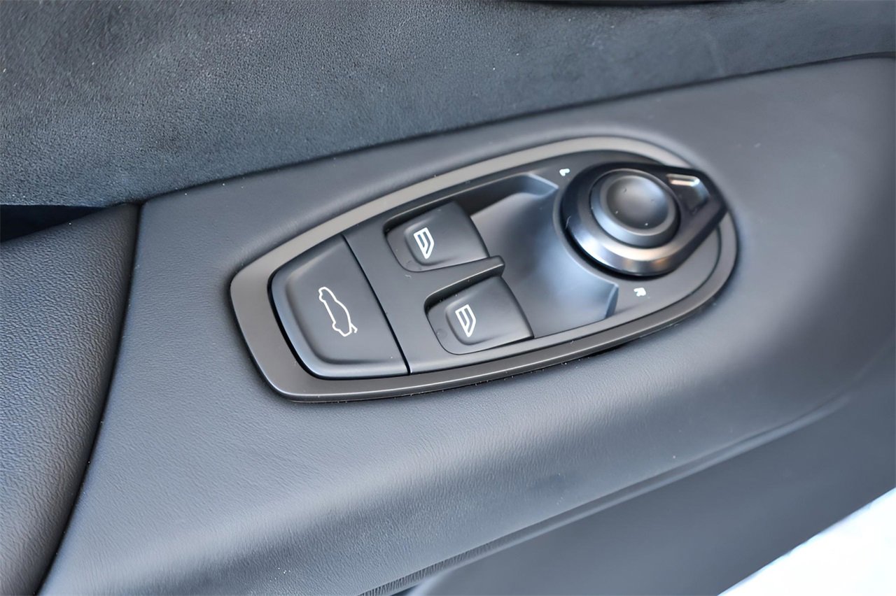 Used 2025 Aston Martin V8 Vantage Coupe image 12