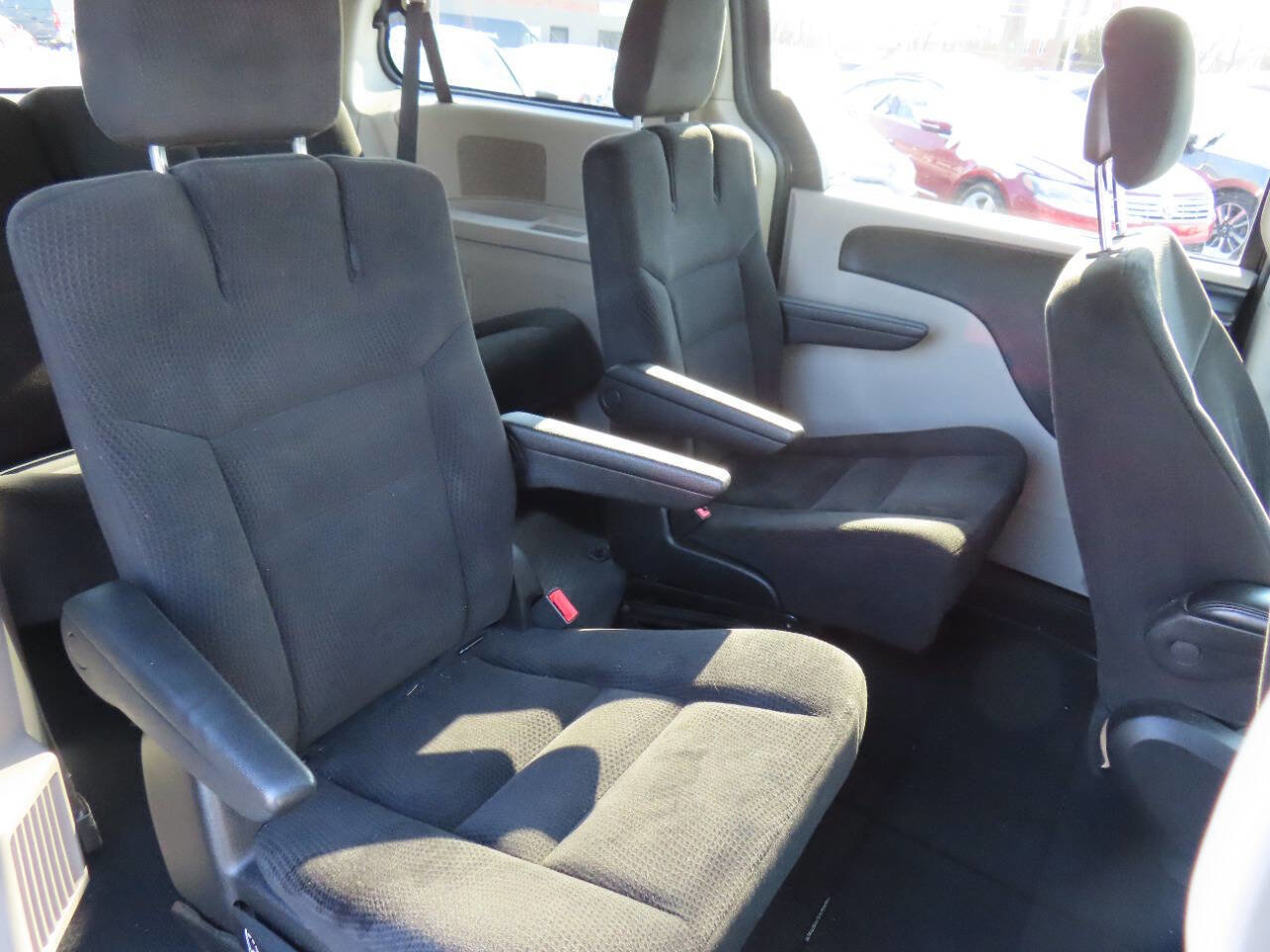 Used 2016 Dodge Grand Caravan SXT image 35