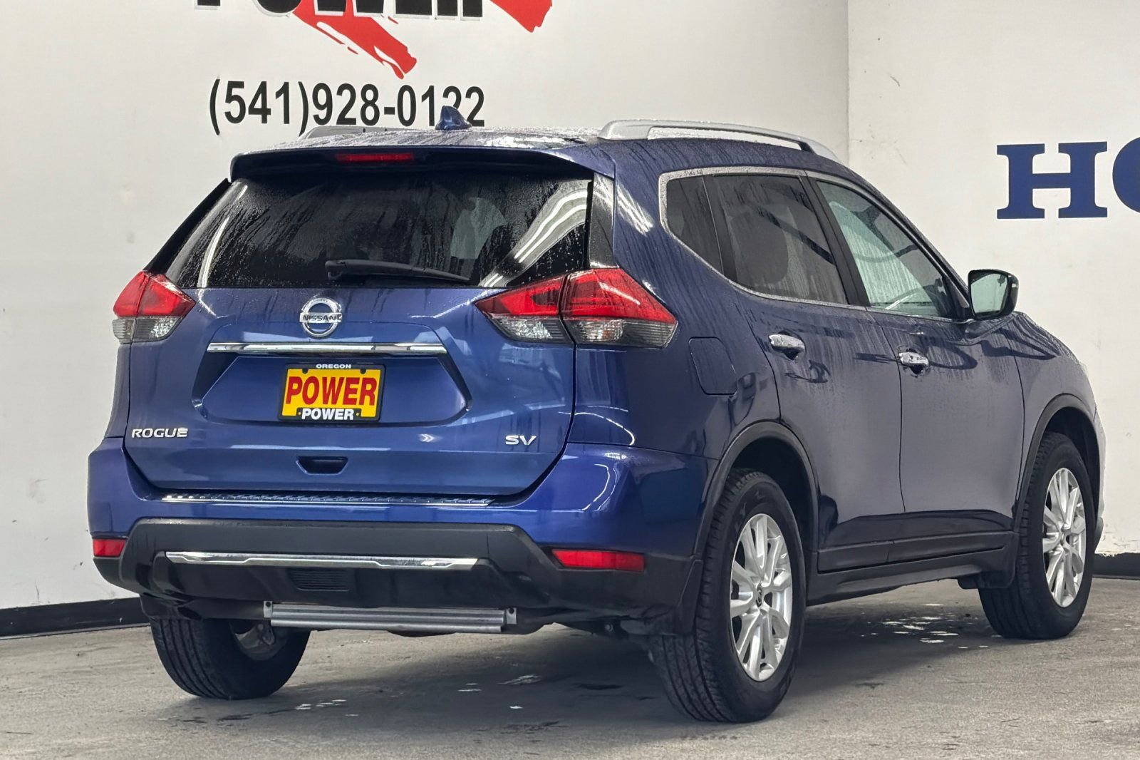 Used 2017 Nissan Rogue SV image 3