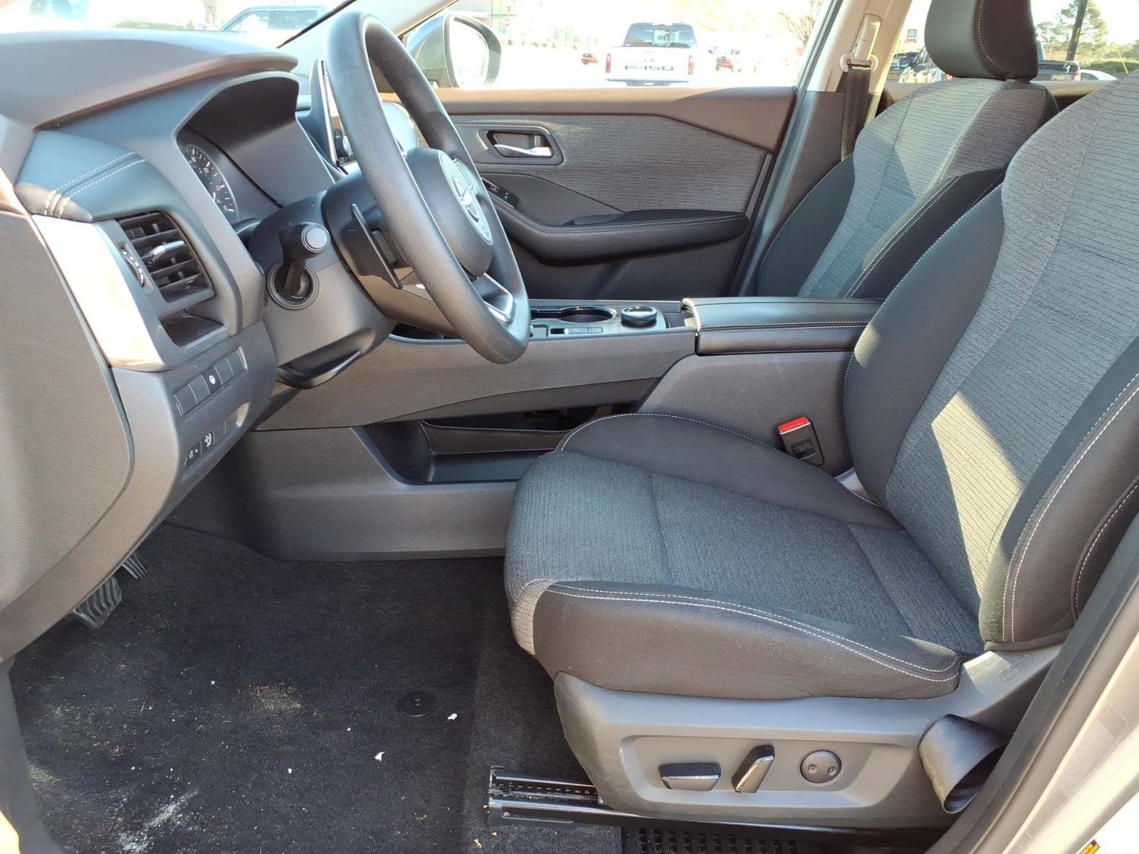 Used 2023 Nissan Rogue SV image 3