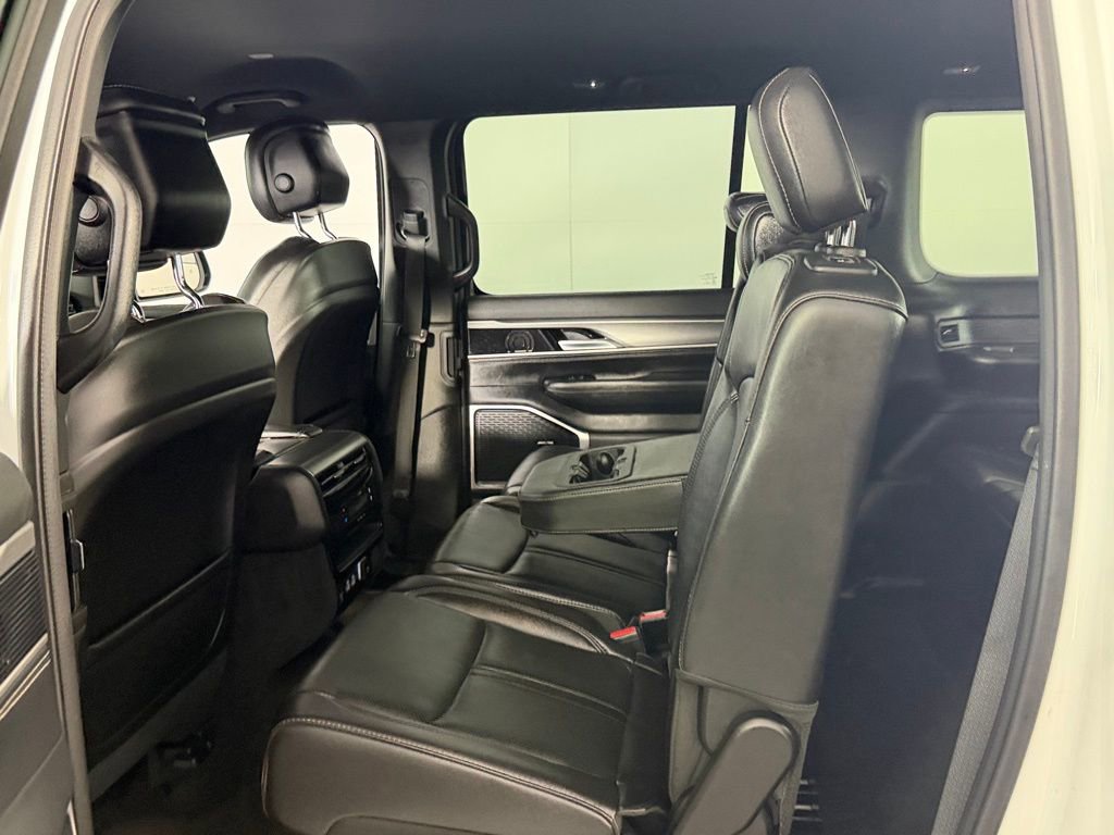 Used 2025 Jeep Wagoneer 4WD image 23