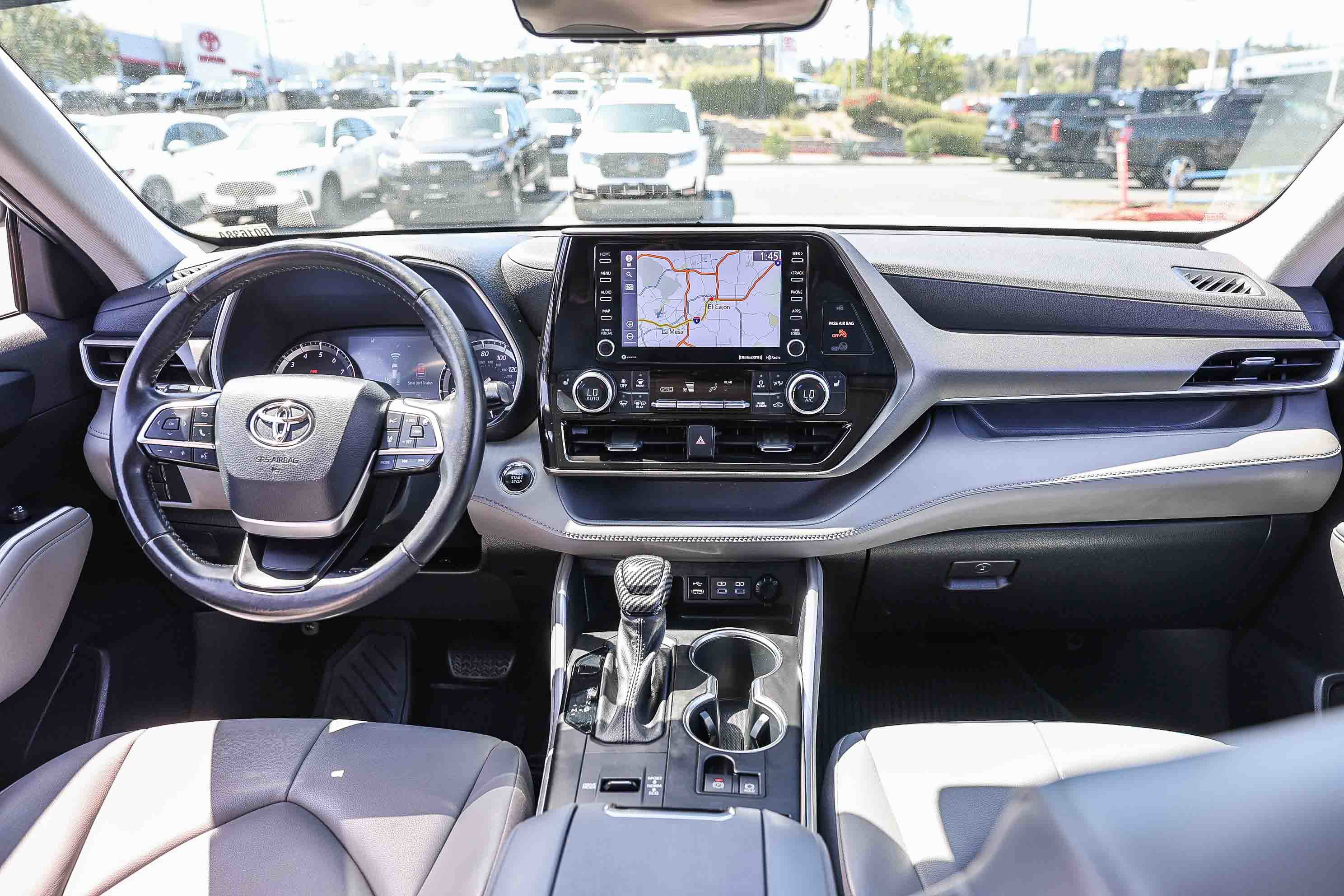 Used 2022 Toyota Highlander XLE image 2