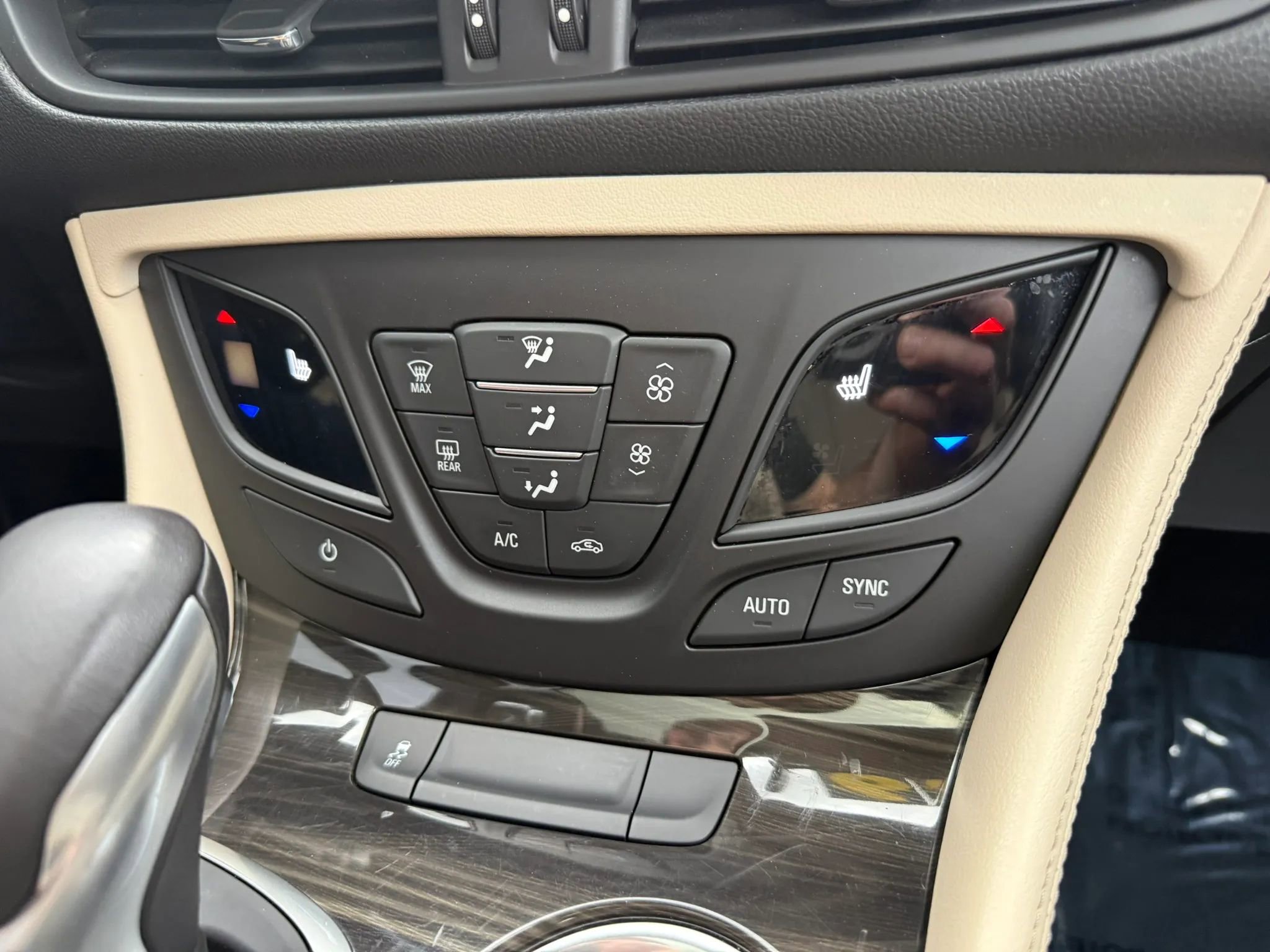 Used 2019 Buick Envision Essence FWD image 21