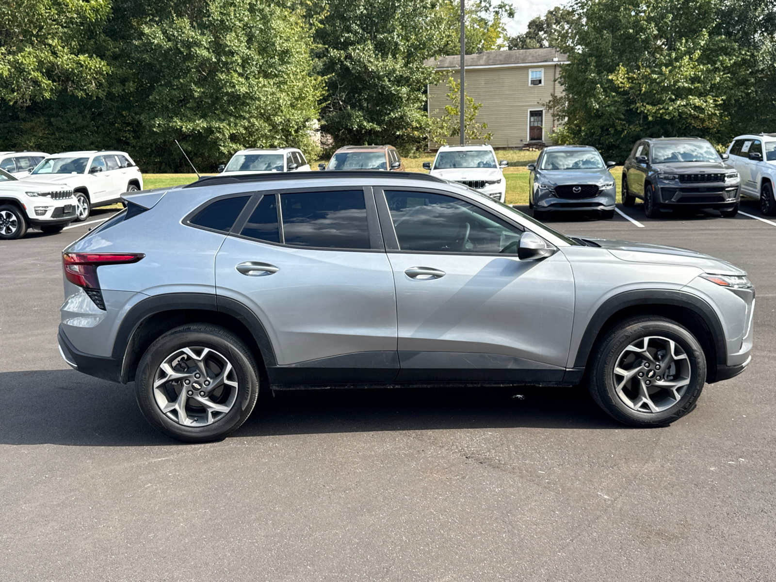 Used 2025 Chevrolet Trax LT FWD image 4