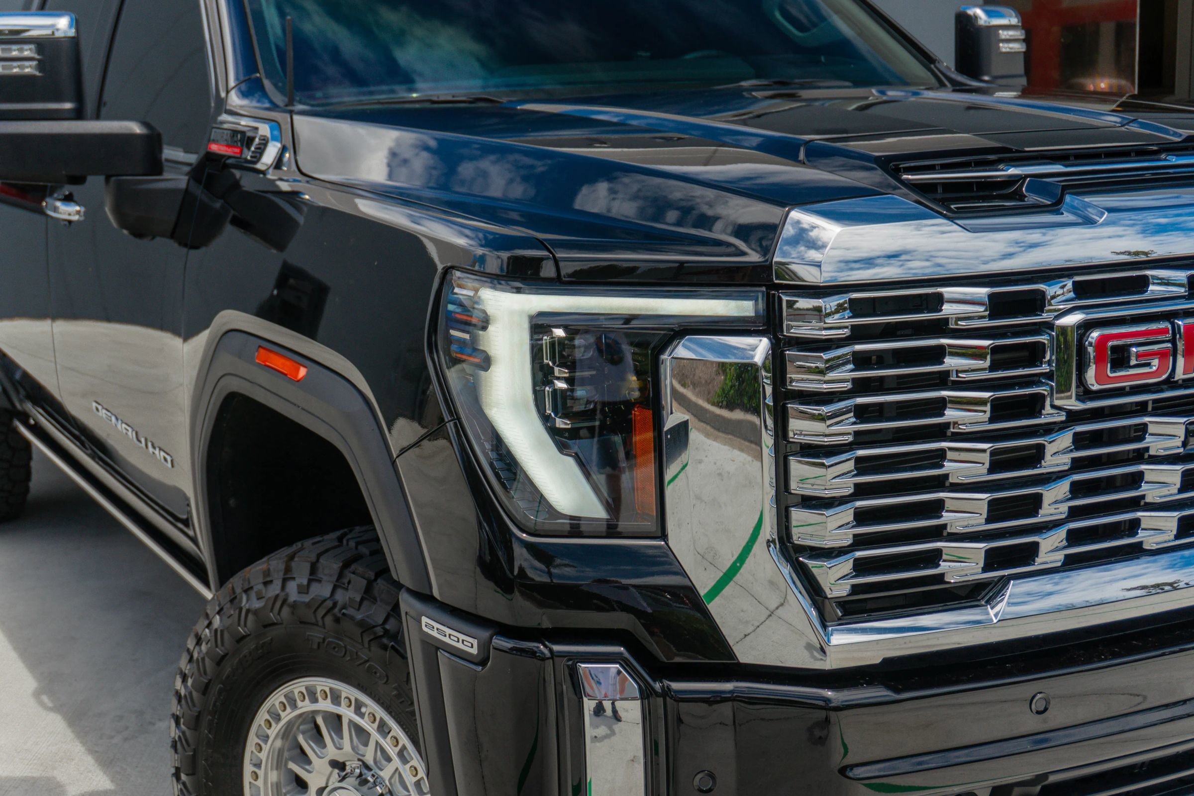 Used 2025 GMC Sierra 2500 Denali w/ Denali Reserve Package AWD/4WD image 32