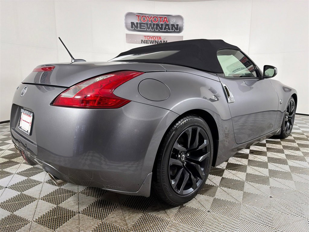 Used 2017 Nissan 370Z Roadster image 3