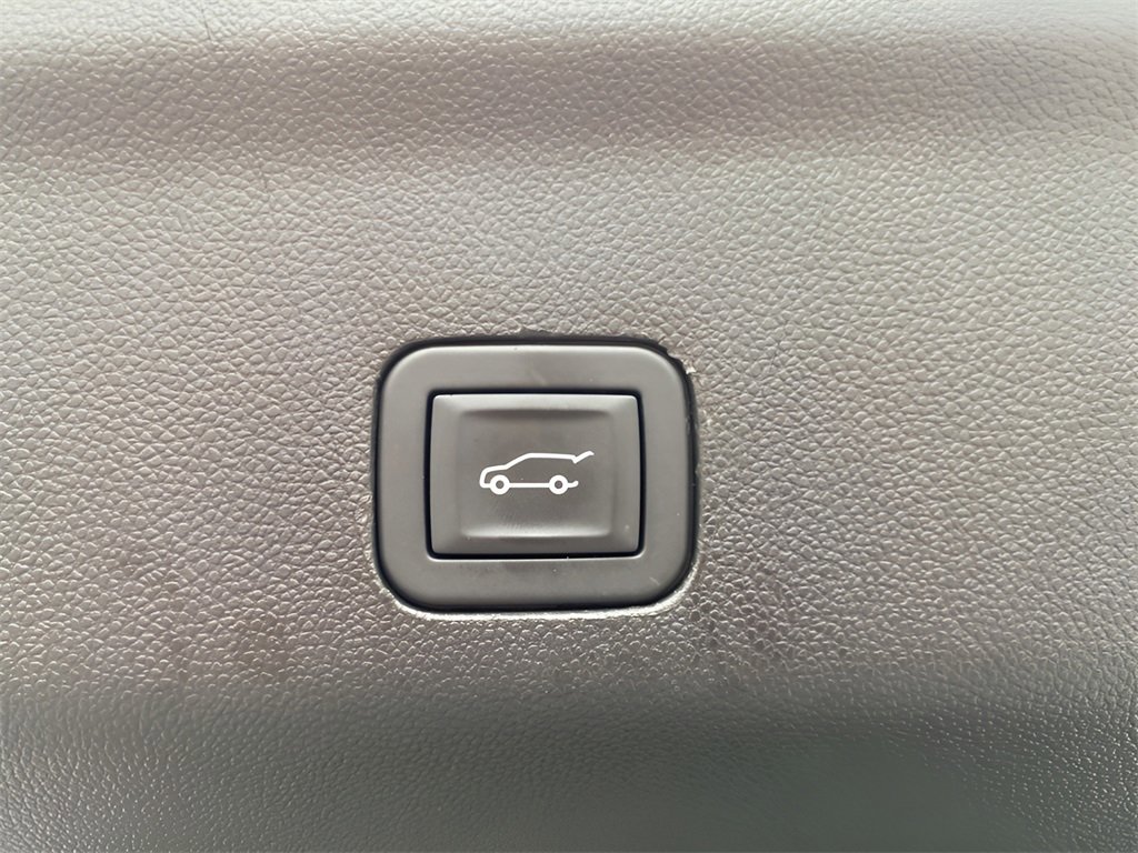 Certified 2024 Cadillac Escalade ESV V w/ Heavy-Duty Trailer Package image 10