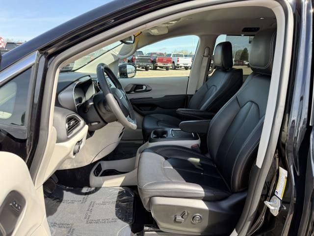 Used 2024 Chrysler Pacifica Touring-L FWD image 11