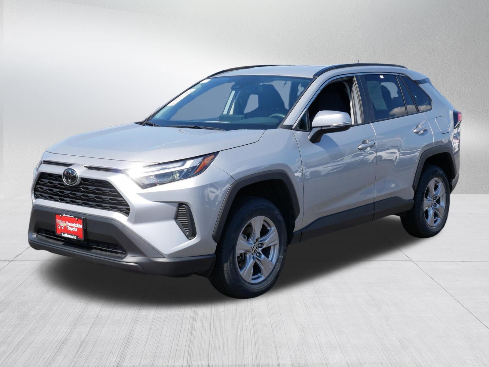 Used 2025 Toyota RAV4 XLE AWD/4WD image 3