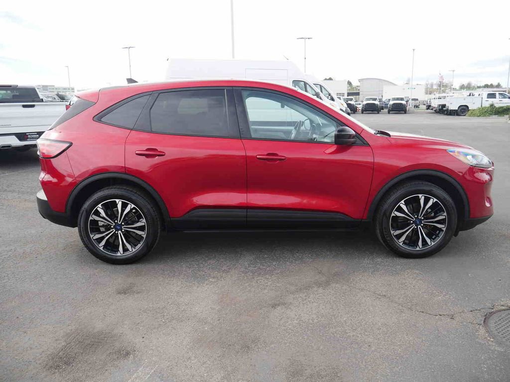 Used 2022 Ford Escape SE w/ SE Sport Appearance Package image 18