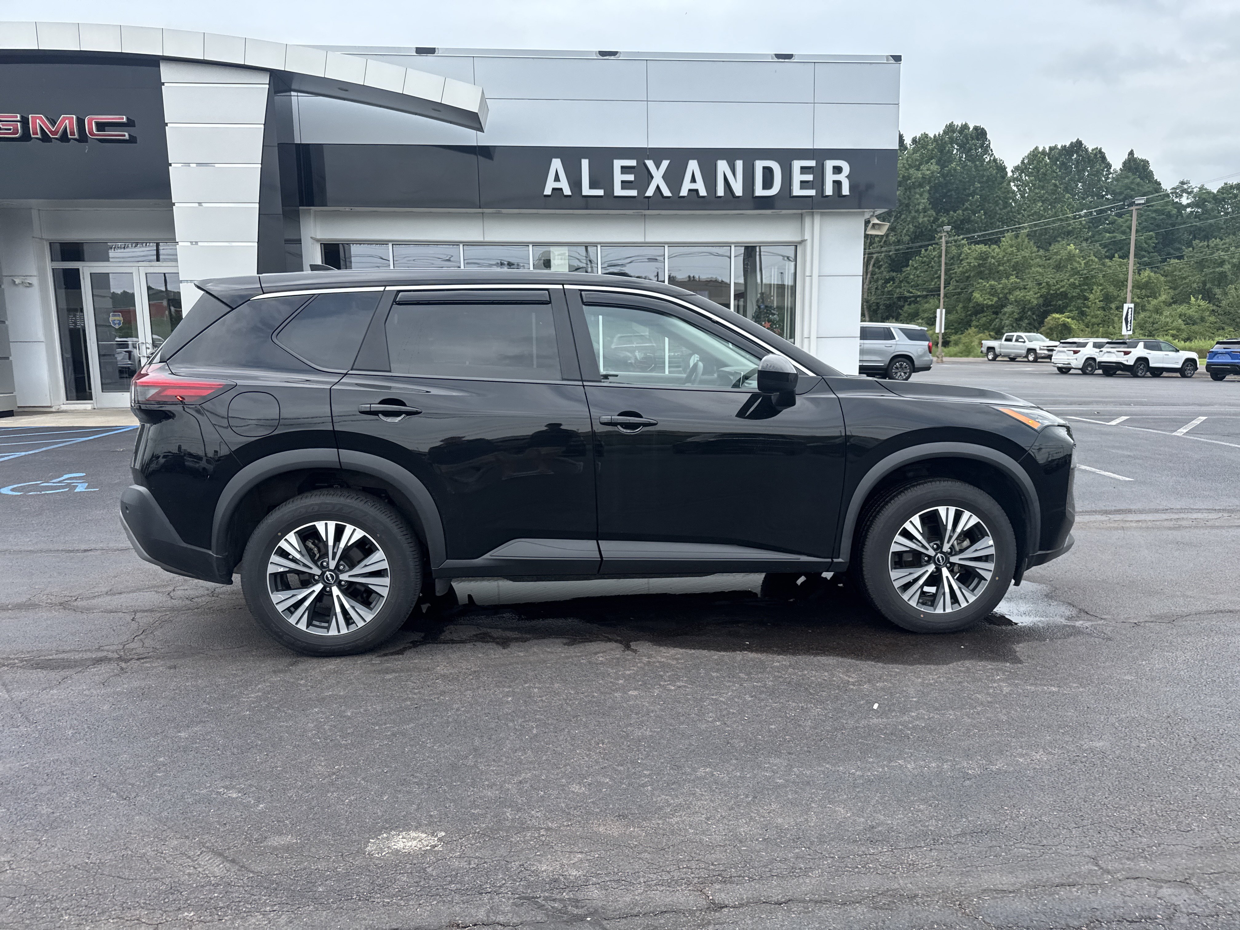 Used 2023 Nissan Rogue SV AWD/4WD image 2